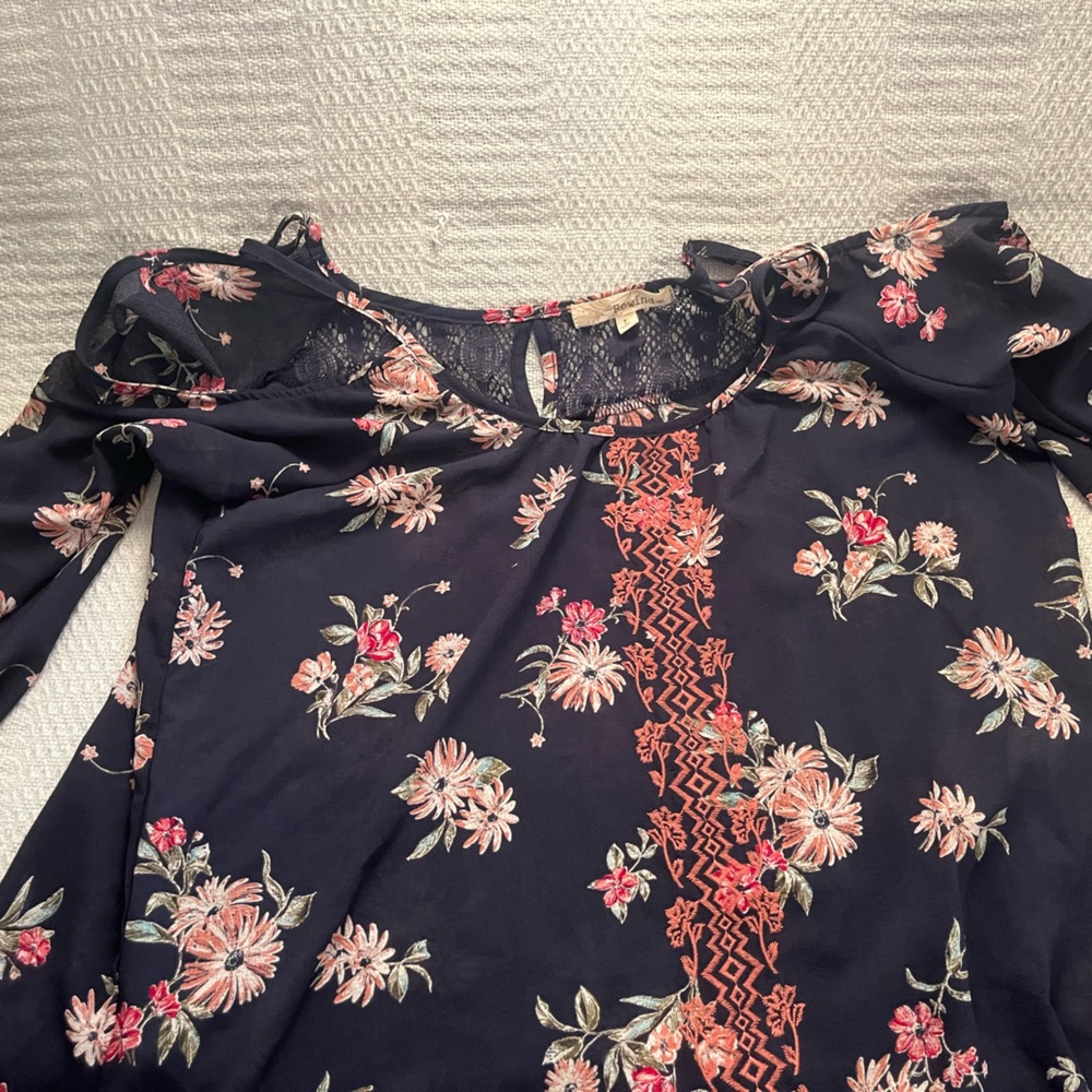 I’m selling a flower blouse great condition women’s large